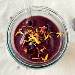 açai smoothie met açai poeder en blauwe bessen