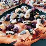 pizza met druiven en blauwe kaas rode wijnsaus