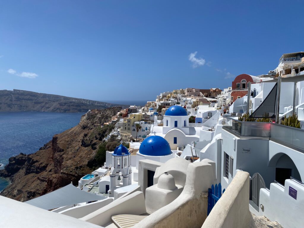 vakantie in Santorini wandelen van Fira naar Oia kerkjes met blauwe koepels